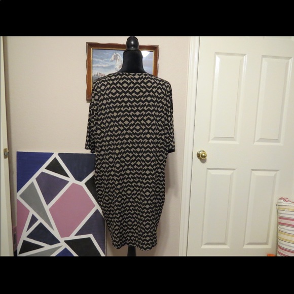 LuLaRoe Irma Oversized Half Sleeve Shirt - Picture 2 of 4